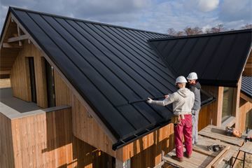 full-shot-roofers-working-together-with-helmets